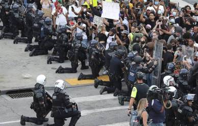 768x492_policiers-mettent-genoux-devant-manifestants-lundi-1er-juin-2020-atlanta-lors-quatrieme-journee-protestations-contre-mort-george-floyd-minneapolis